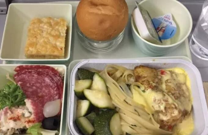 飞机上饮料和食物是免费的吗 飞机上的饮料是免费提供的吗