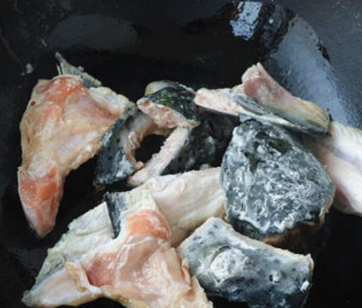三文鱼头可以烧汤吗「三文鱼头怎么烧汤好吃视频教程」(图4)