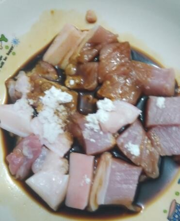 糖醋肉怎么做才好吃「三层肉好吃的做法」(图2)