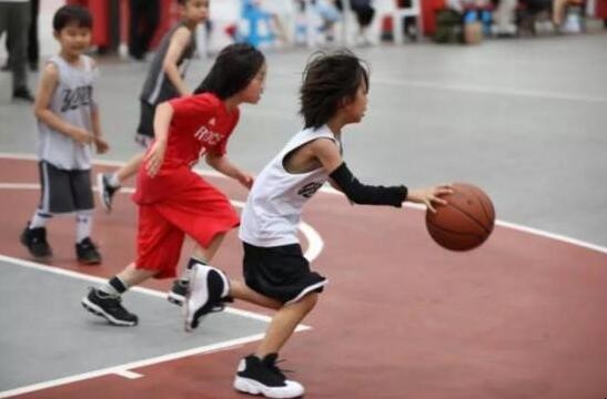 儿童打篮球有什么好处?「儿童打篮球有什么好处和坏处」