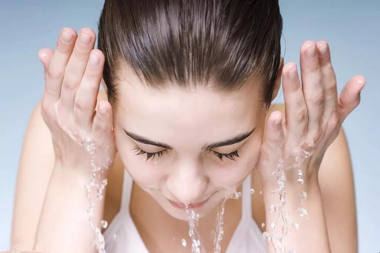 为什么每次洗完脸皮肤很干燥呢 为什么每次洗脸后皮肤就很干燥