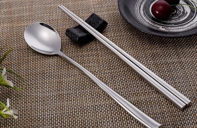 不锈钢筷子变黑能用吗 不锈钢筷子变黑怎么办