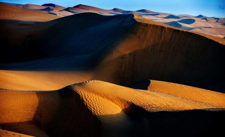 中国沙漠中的湖 中国最大的沙漠位于哪个盆地