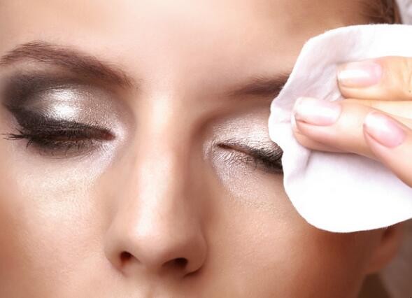 眼线卸妆的时候怎么卸 眼妆怎么卸才能卸的干净