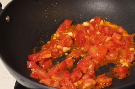 培根金针菇番茄汤怎么做好吃 培根金针菇番茄汤怎么做的(图4)