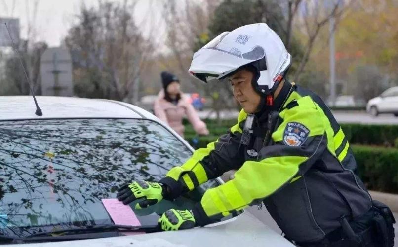 汽车违章停车被贴罚单怎样处理 车辆违停被贴罚单怎么处理方法