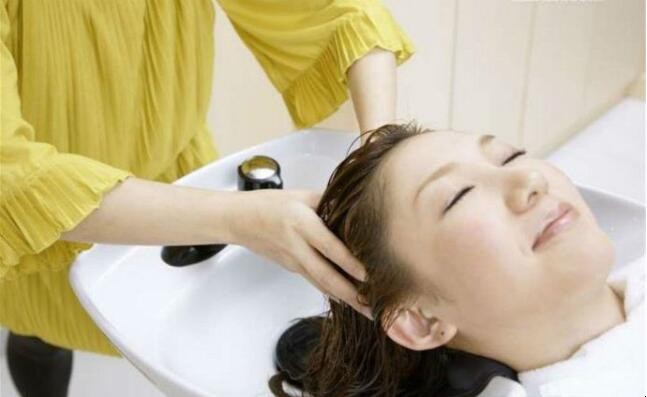 女生正确的洗头方法是什么呢 女生正确的洗头方法是什么意思
