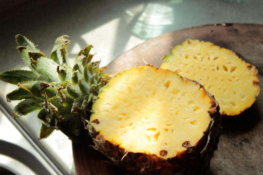 菠萝削皮了能放几天 削好的菠萝放一天还能吃吗