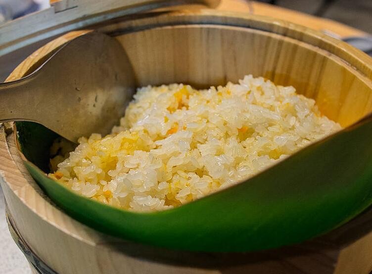 早餐摆摊木桶蒸糯米饭图片
