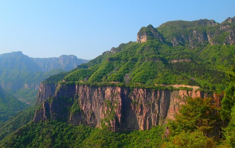 它地處於華北平原與山西省之間,跨北京市,河北省,山西省,河南省,屬暖